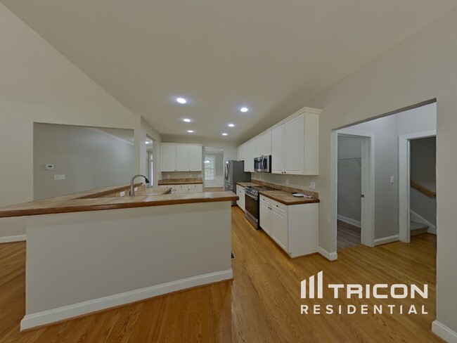 Building Photo - 8721 Magnolia Estates Dr