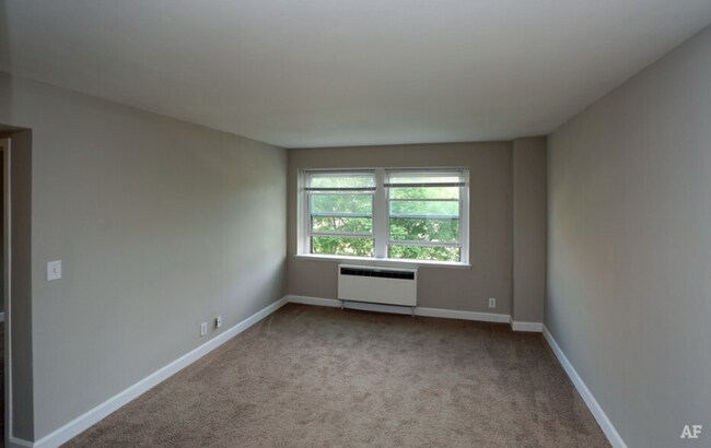 Building Photo - 1041 E Knapp St