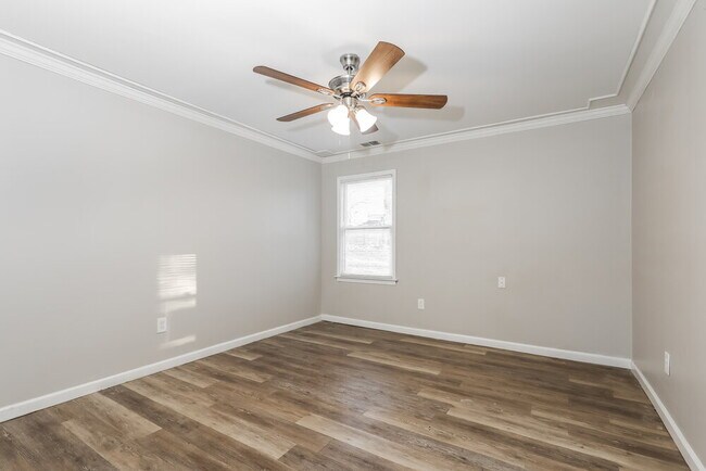 Building Photo - 820 Oakdale Dr