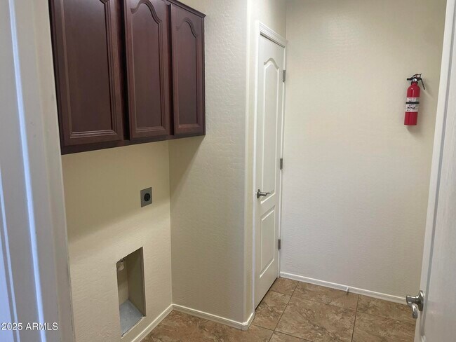 Building Photo - 4816 S Emery Cir