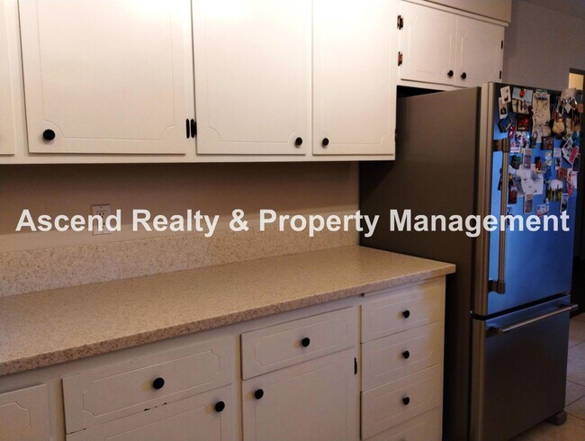 Building Photo - Ideal Hillsboro Location 2 Level Home with...