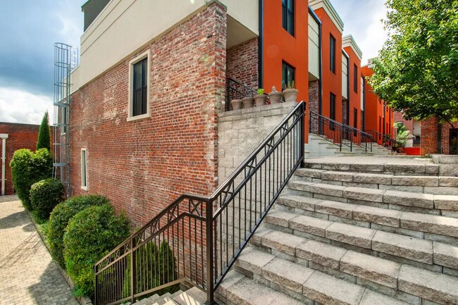 Building Photo - 205 Mews Way