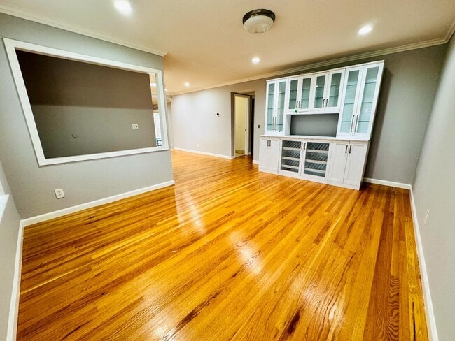 Building Photo - 5846 Pontiac Dr