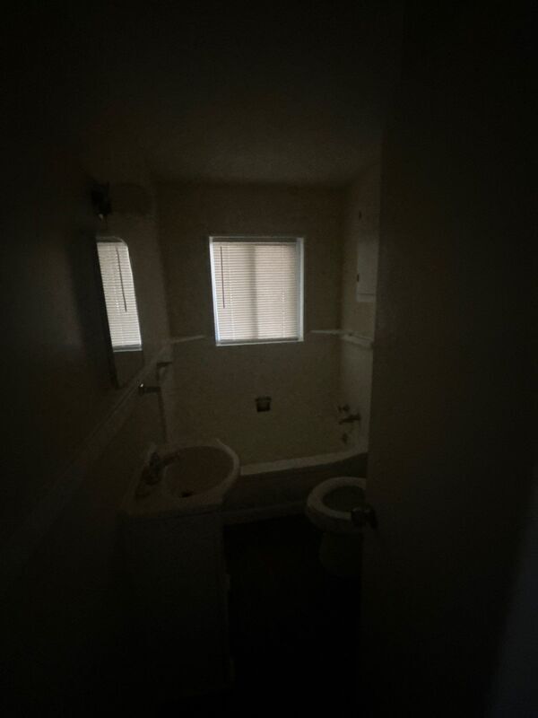 Building Photo - 1618 Kentwood Dr