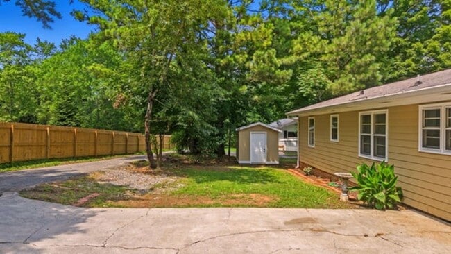 Building Photo - 3005 Pine Dr NE