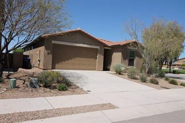 Building Photo - Desirable La Estancia Neighboorhood