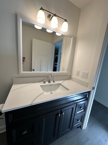 Building Photo - 560 White Pine Dr