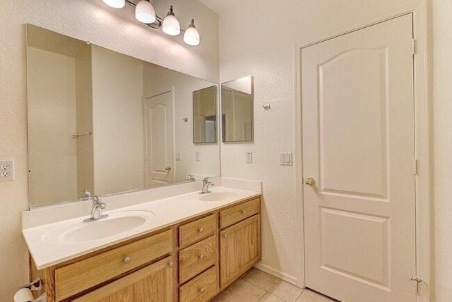 Building Photo - 3050 E Merlot St