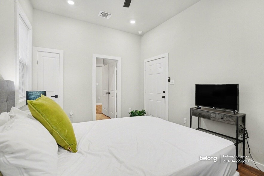 Building Photo - 1725 E Crockett St