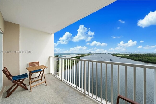 Building Photo - 300 Bayview Dr