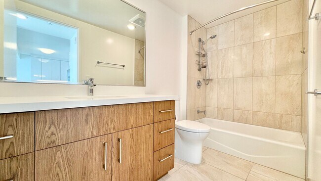 Building Photo - PET FRIENDLY! BEAUTIFUL 2 BEDROOM UNIT ON ...