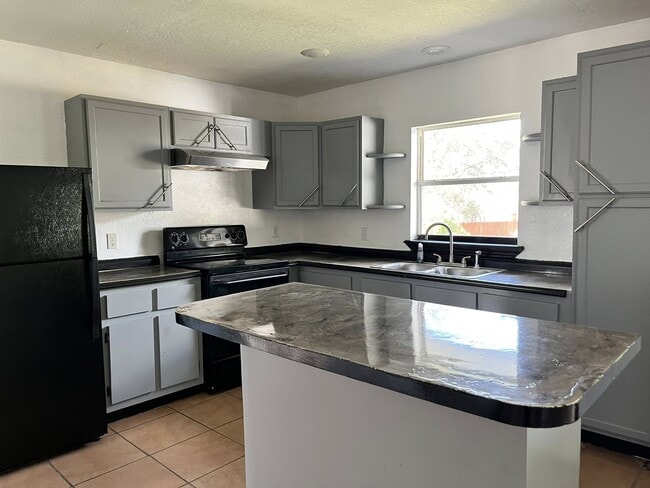 Building Photo - 5885 Dahlia Dr