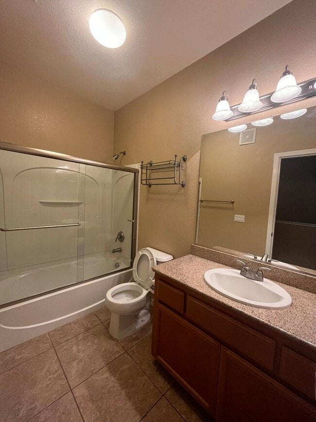 Building Photo - Spacious 3bed 2.5 bath available in Regency Park