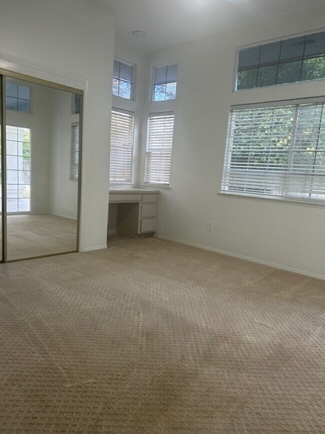 Building Photo - 2112 Classen St