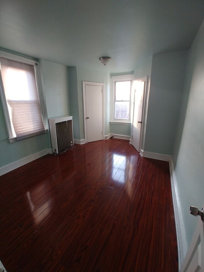 Building Photo - Modern & Comfortable Lawncrest home-North ...