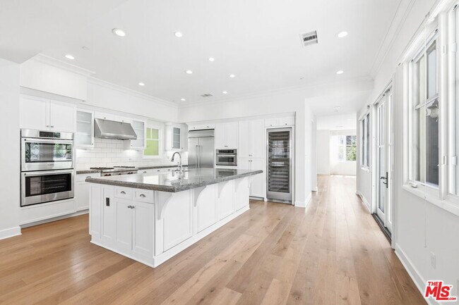 Building Photo - 13079 Bluff Creek Dr