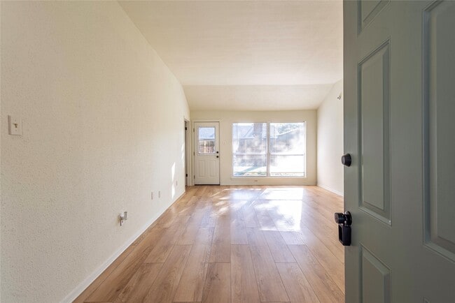 Building Photo - 462 Capehill Dr