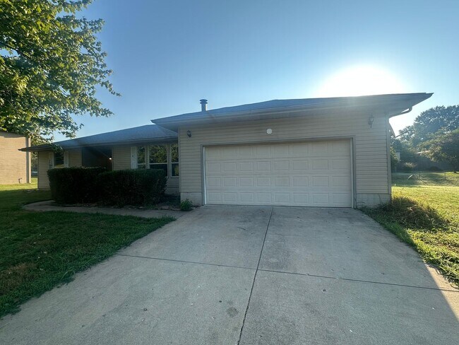 Building Photo - Welcome Home to Nixa Living!