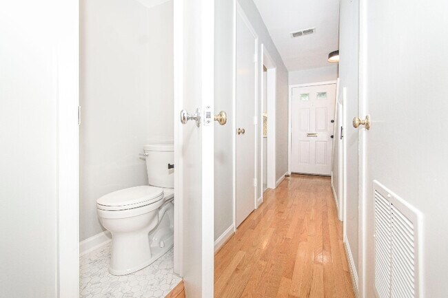 Building Photo - 118 Camelot Ct