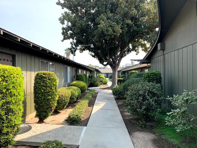 Building Photo - 3840 N Fruit Ave
