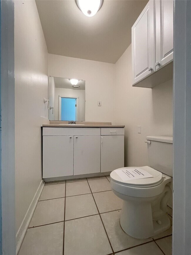 Building Photo - 1241 Chevy Chase Dr