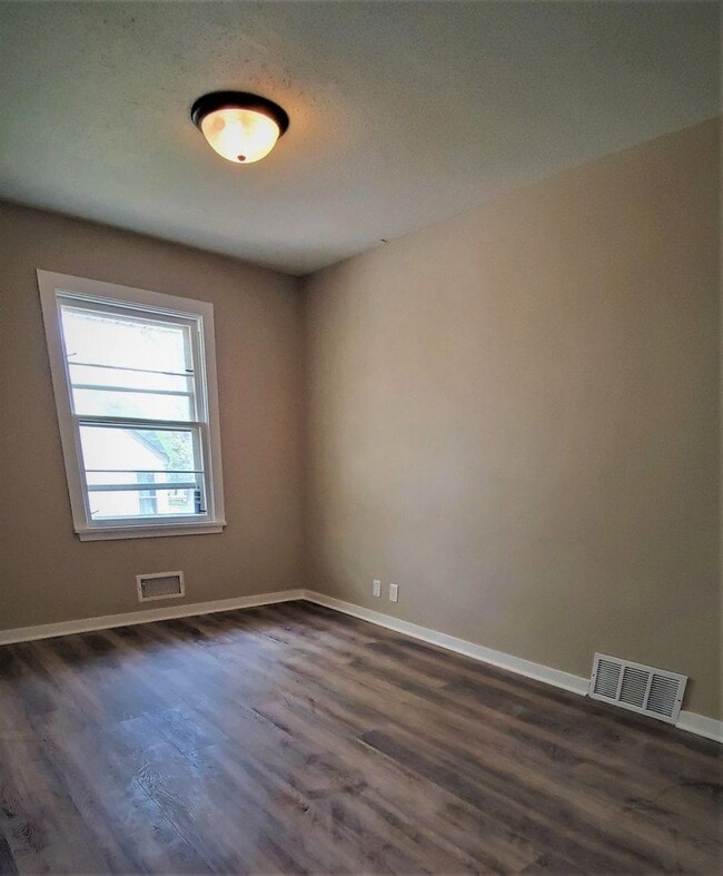 Building Photo - Updated 4 BR / 3 BA SFH w/ Hdwd Flrs, Sunny Porch, 2-car Garage in Robbinsdale!