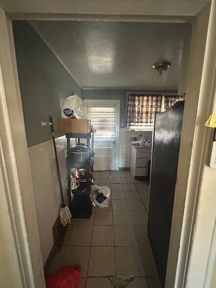 Building Photo - 4025 Beachwood Ave