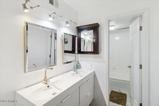 Building Photo - 7625 E Camelback Rd