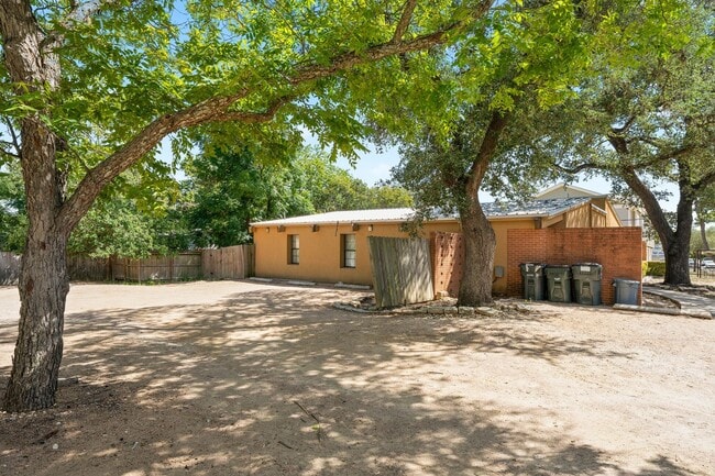 Building Photo - Walk to campus, Walk downtown, Shared Fenced Yard and Courtyard, Flat Rate Utilities!