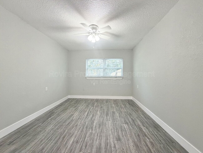 Building Photo - 2107 Bonneville Dr