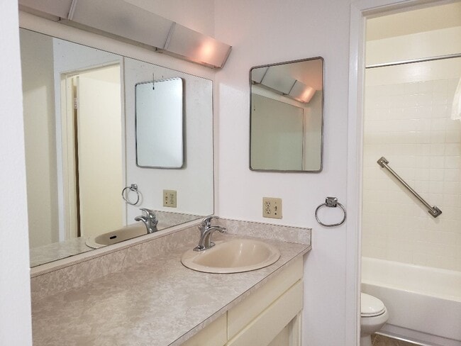 Building Photo - $500 Move In Special!!! 1BD/1BA CONDO AVAI...