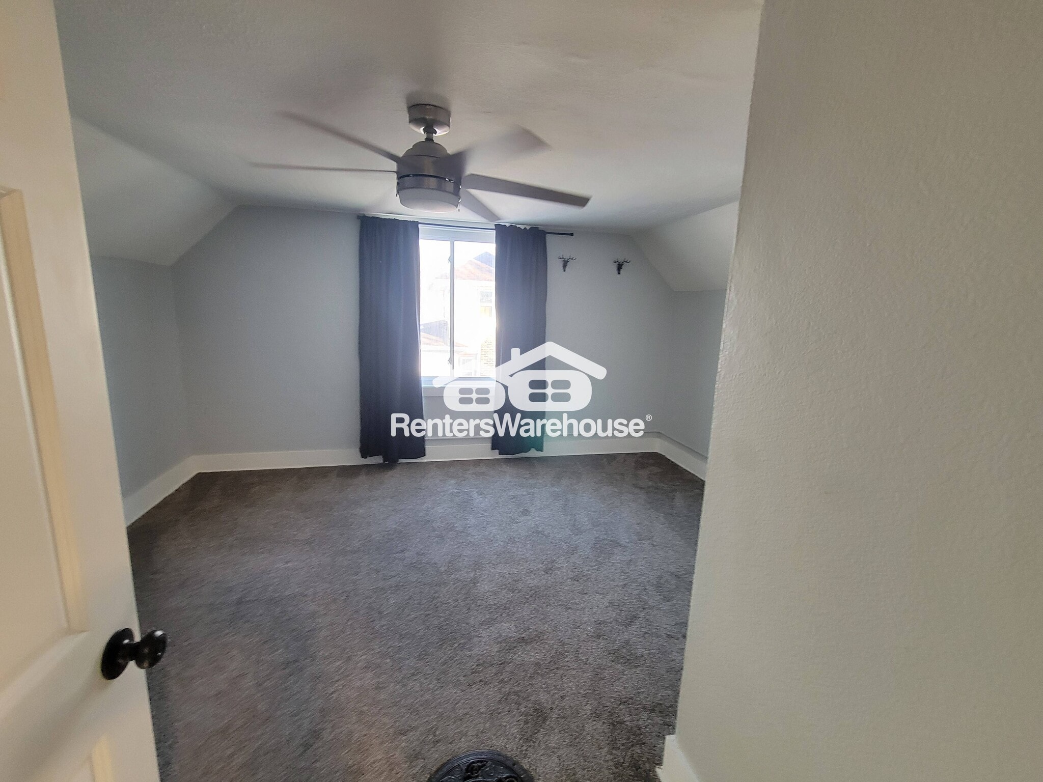 Building Photo - 206 Main St W