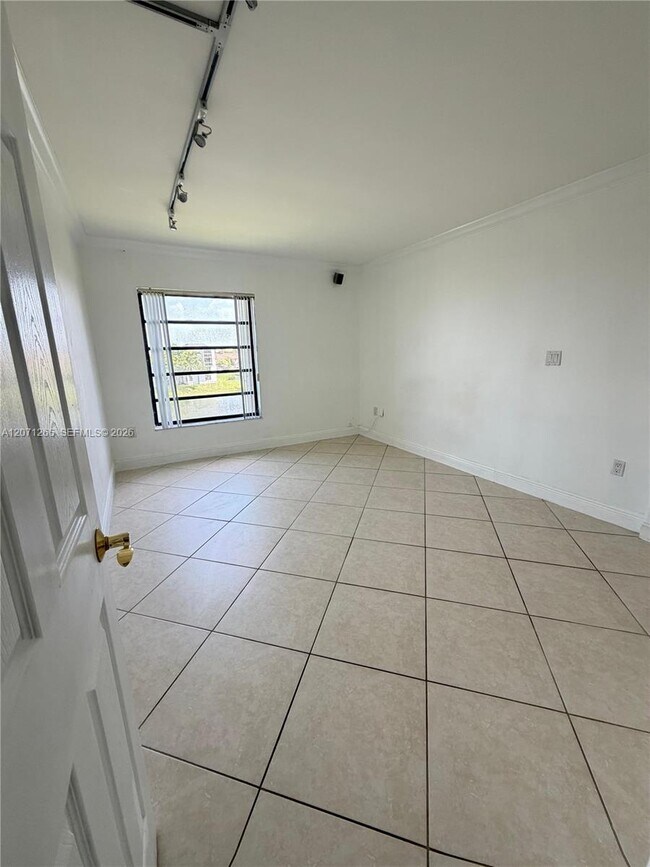 Building Photo - 1350 SW 122nd Ave