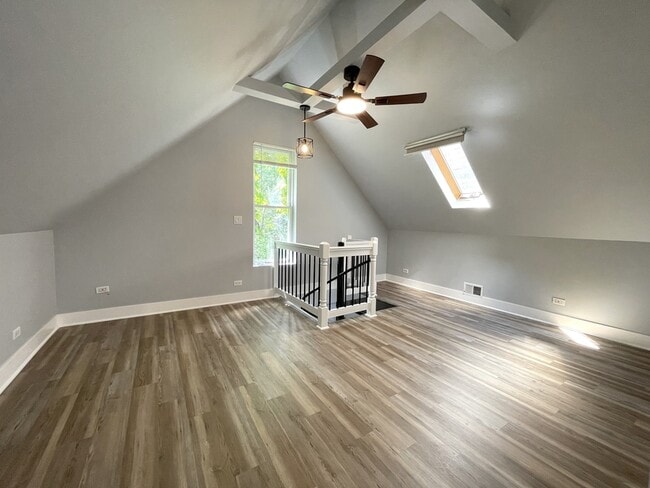 Building Photo - 942 N Elston Ave