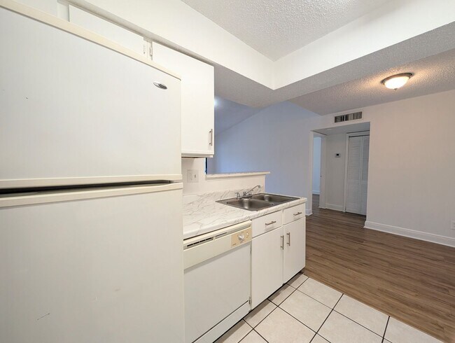 Building Photo - Bright 1BR/1BA Condo – Convenient Kendall Location