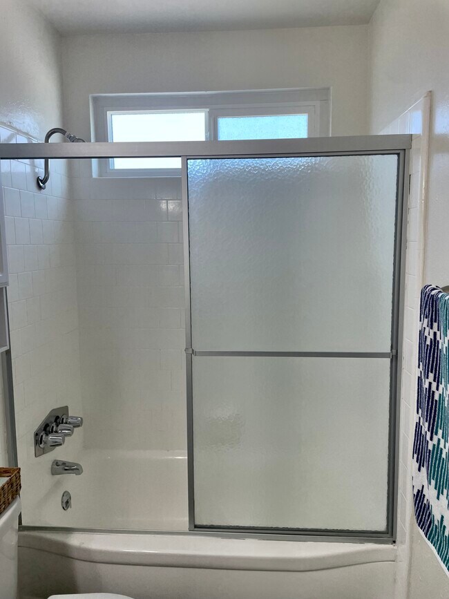 Tub/Shower - Los Olivos Apartments