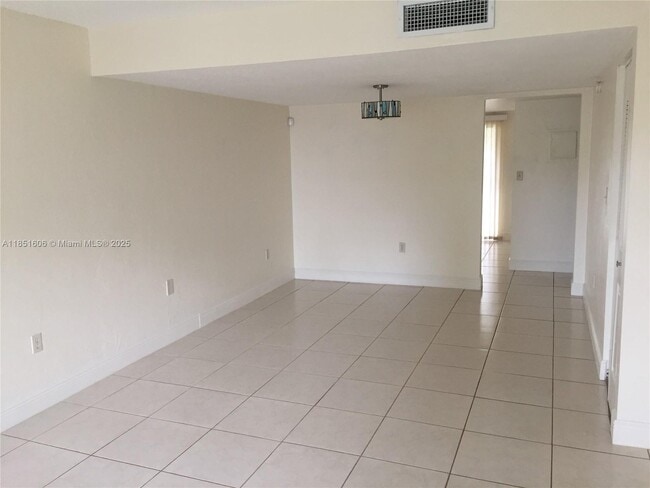 Building Photo - 10808 N Kendall Dr