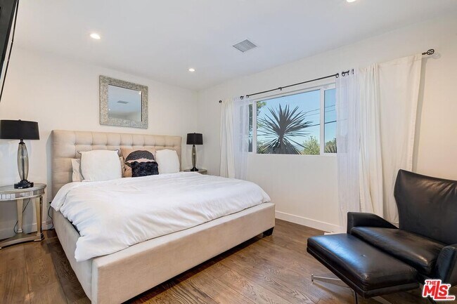 Building Photo - 3350 Coy Dr