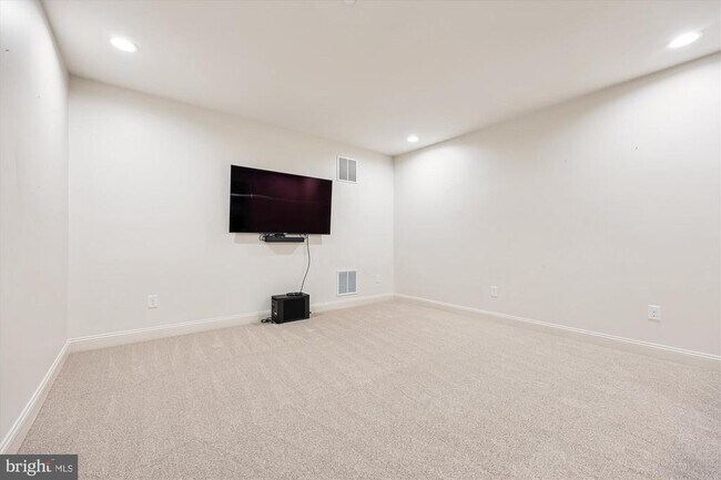 Building Photo - 448 Salk Cir