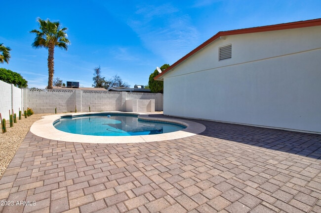Building Photo - 4806 S La Rosa Dr