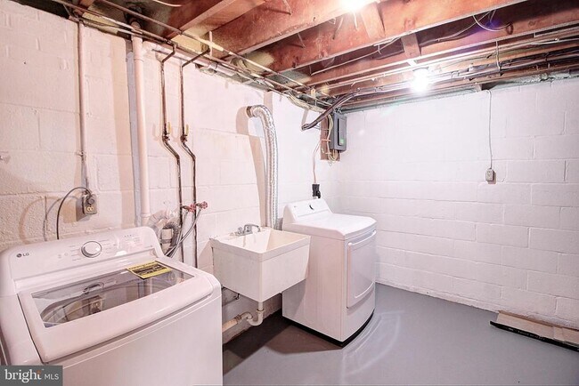 Building Photo - 915 Shawnee Dr