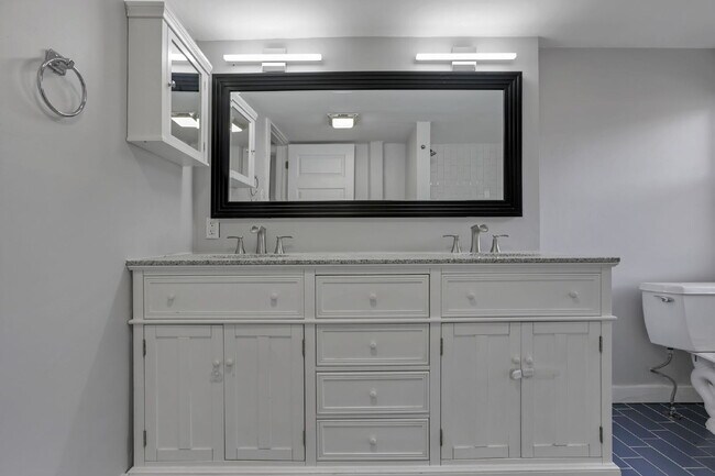 Building Photo - Elegant College Avenue Residence in a Prime Columbus Location