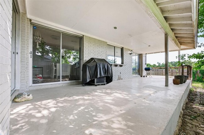 Building Photo - 11902 Oakbrook Dr