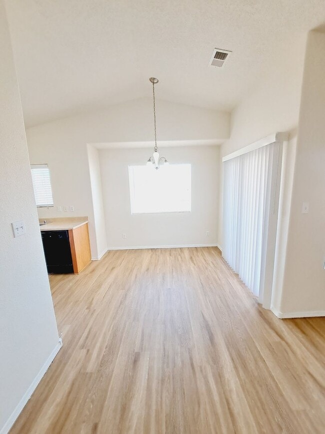 Building Photo - 3 bed 2 bath home in Huning Ranch. Great Yard