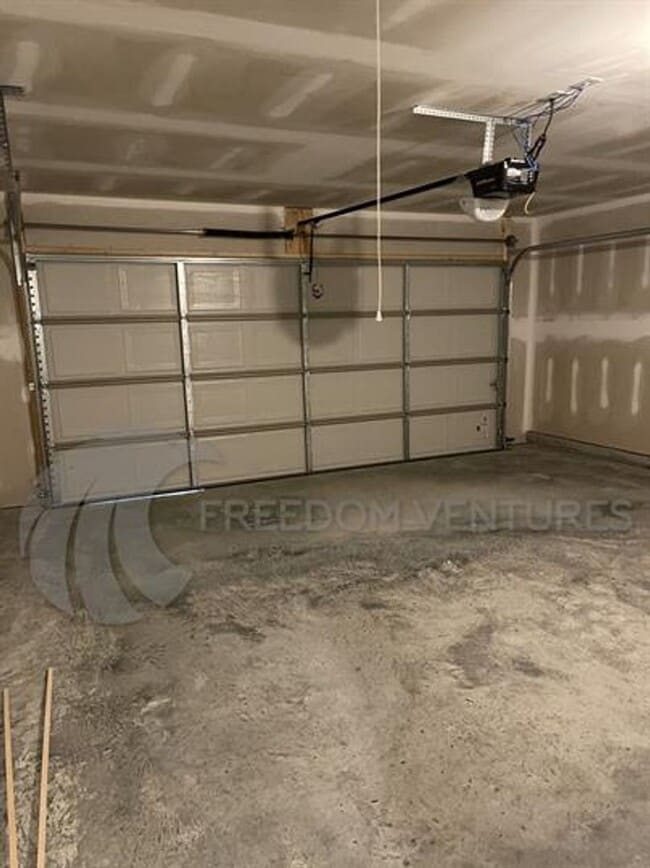 Building Photo - Modern 3-Bedroom Home with Spacious Backya...