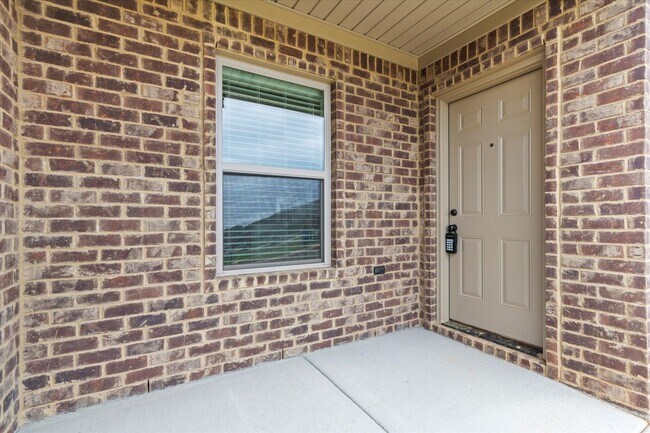 Building Photo - Stylish 4BR Townhome Living in the Heart o...