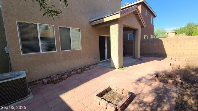 Building Photo - 3 Bedroom home located near Mountains Edge.