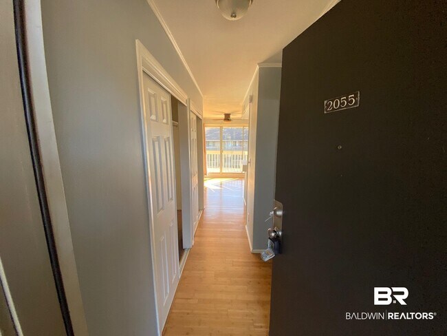 Building Photo - 2055 Sea Cliff Dr N