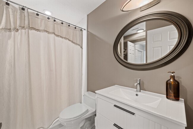 Building Photo - 48 Pointe Rok Dr