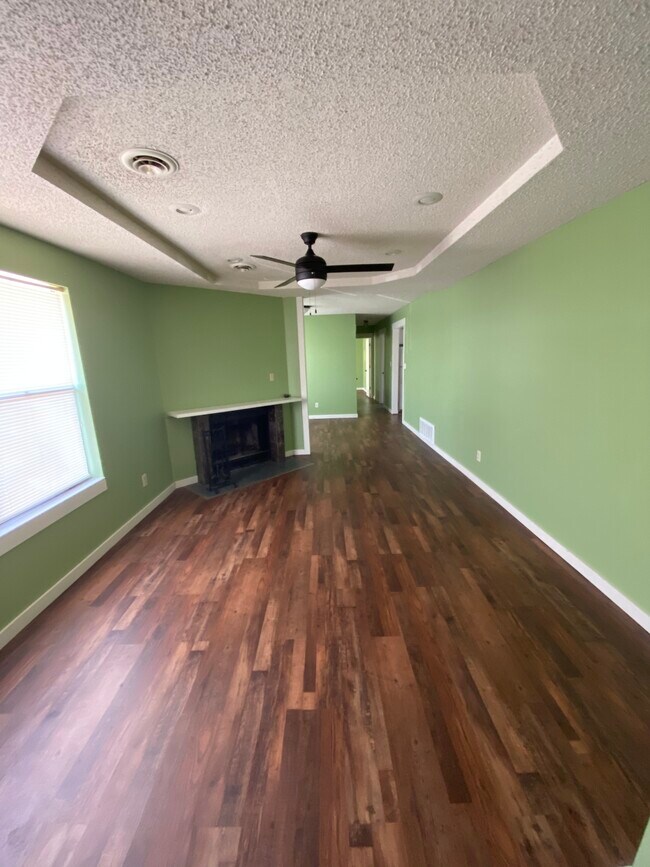 Primary Photo - 619 W Edgewood St